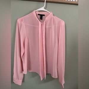 Blusa color rosa manga larga.